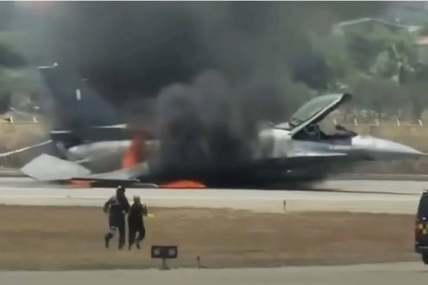 Caça F-16 da Grécia ficou destruído após pouso de emergência. Piloto escapou ileso
