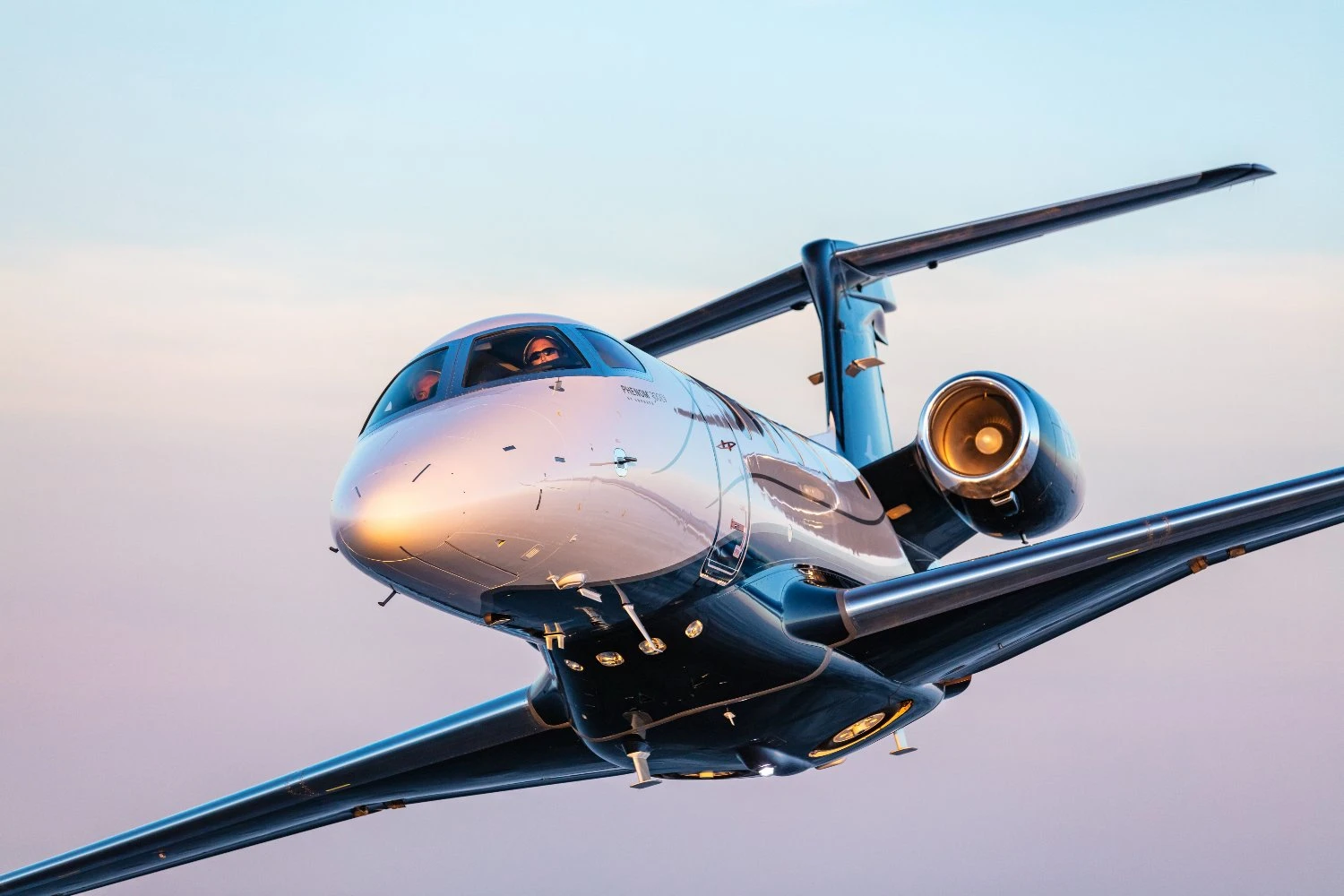 Embraer lança Phenom 300EV atualizado com maior alcance e novos sistemas de segurança