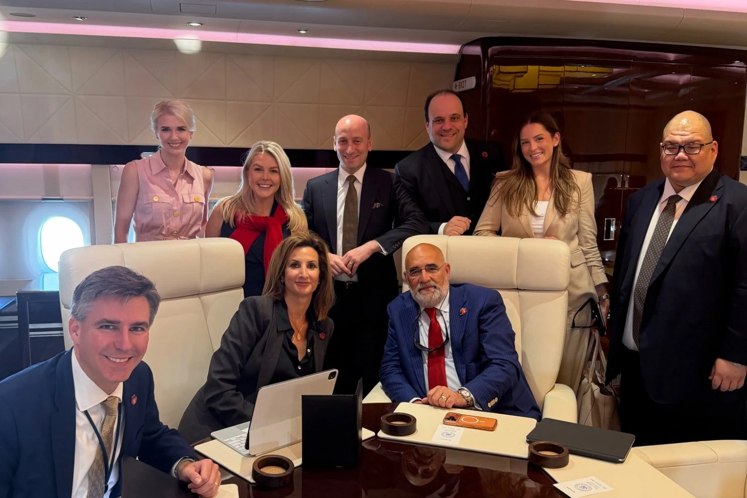 Equipe do presidente Trump a bordo do novo avião
