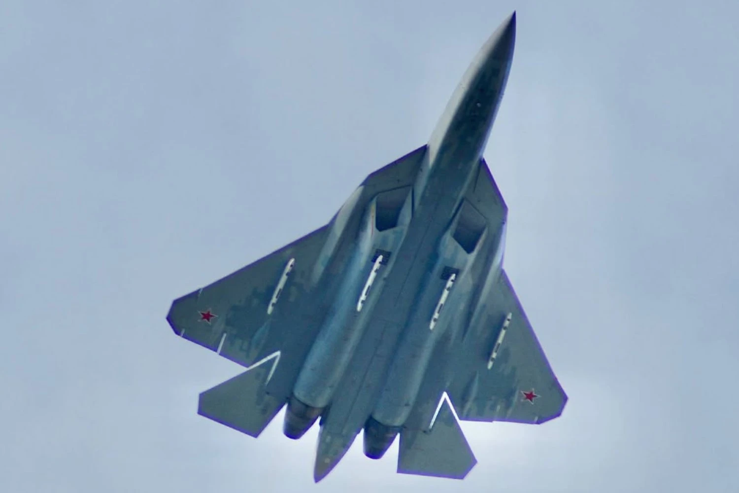 Caça Su-57 é visto com mísseis externos em configuração extrema