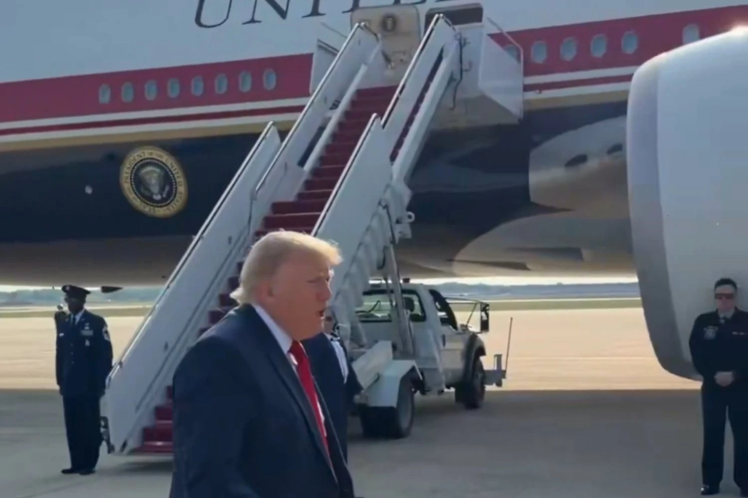 Trump voa pela primeira vez no Air Force One provisório