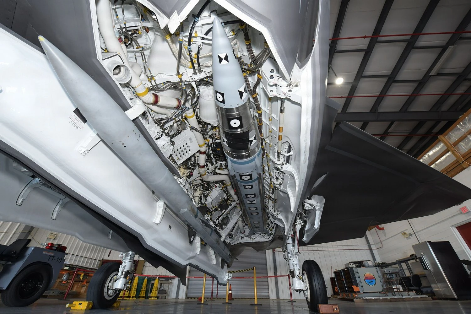 Míssil AIM-424 LRAAM (Malice) no compartimento interno do F-35C