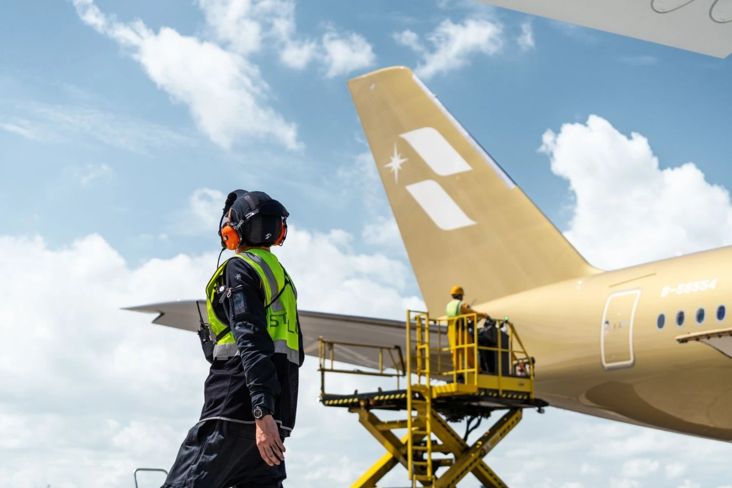 O A350-1000 dourado da STARLUX