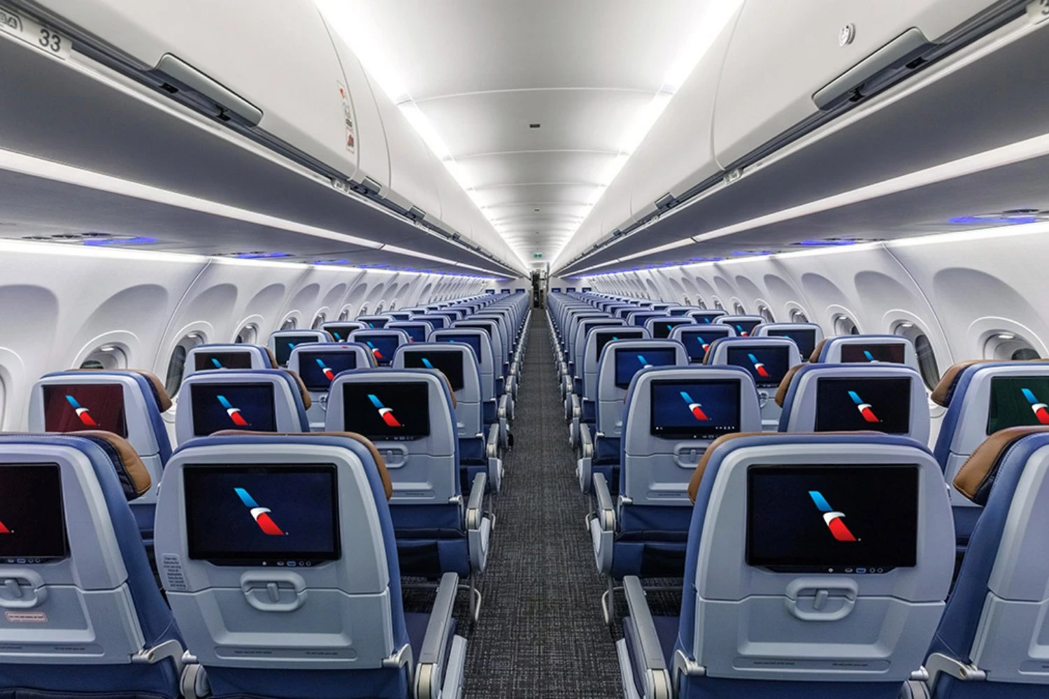 Monitores individuais em avião da American Airlines 