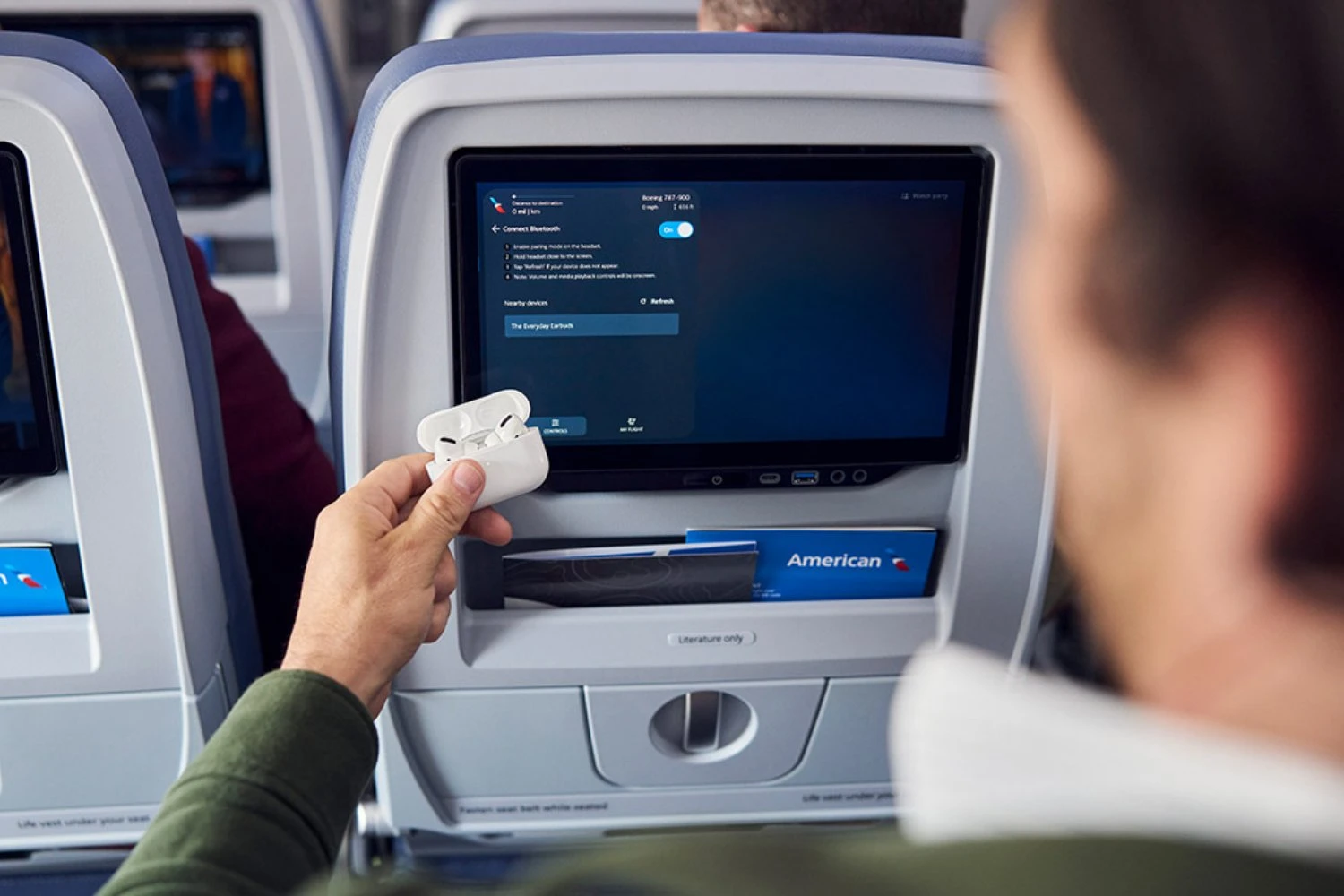 Monitores individuais em avião da American Airlines 