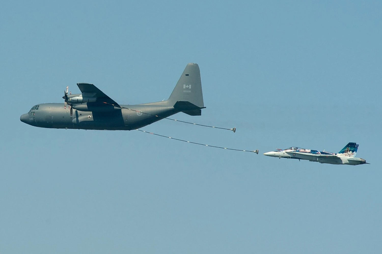 Um CC-130H reabastecendo um caça em 2012