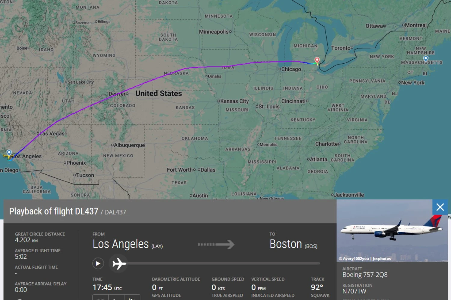 O voo DL437, com destino a Boston, desviou para Detroit depois que o comandante passou mal