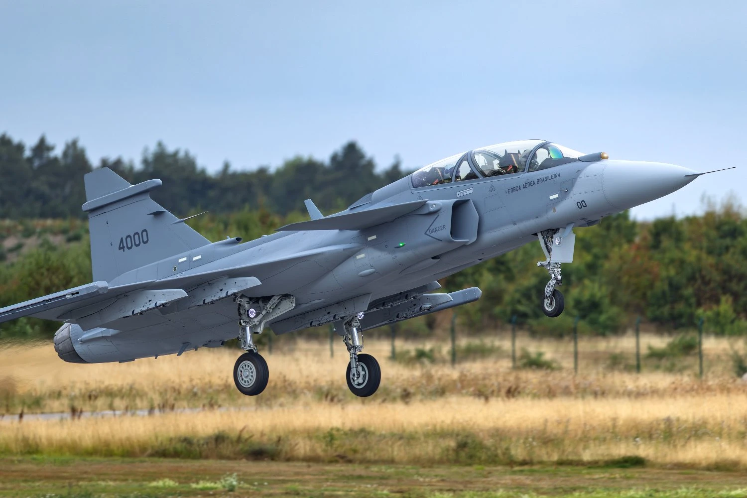 Gripen F faz primeiro voo com piloto da FAB