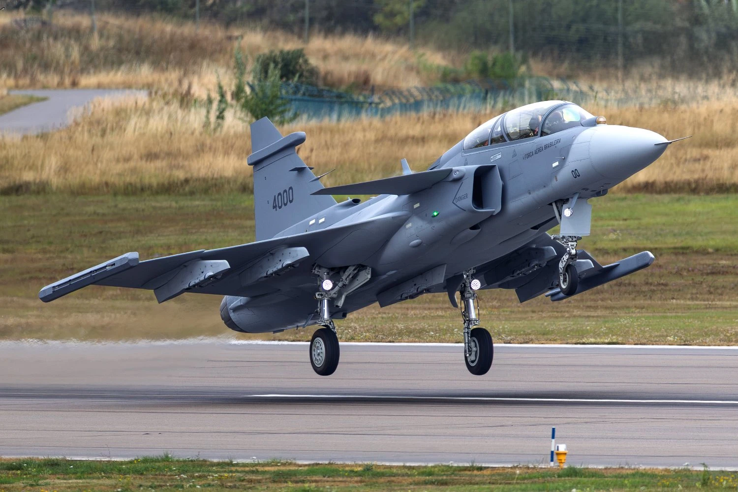 Primeiro voo do Gripen F de dois lugares