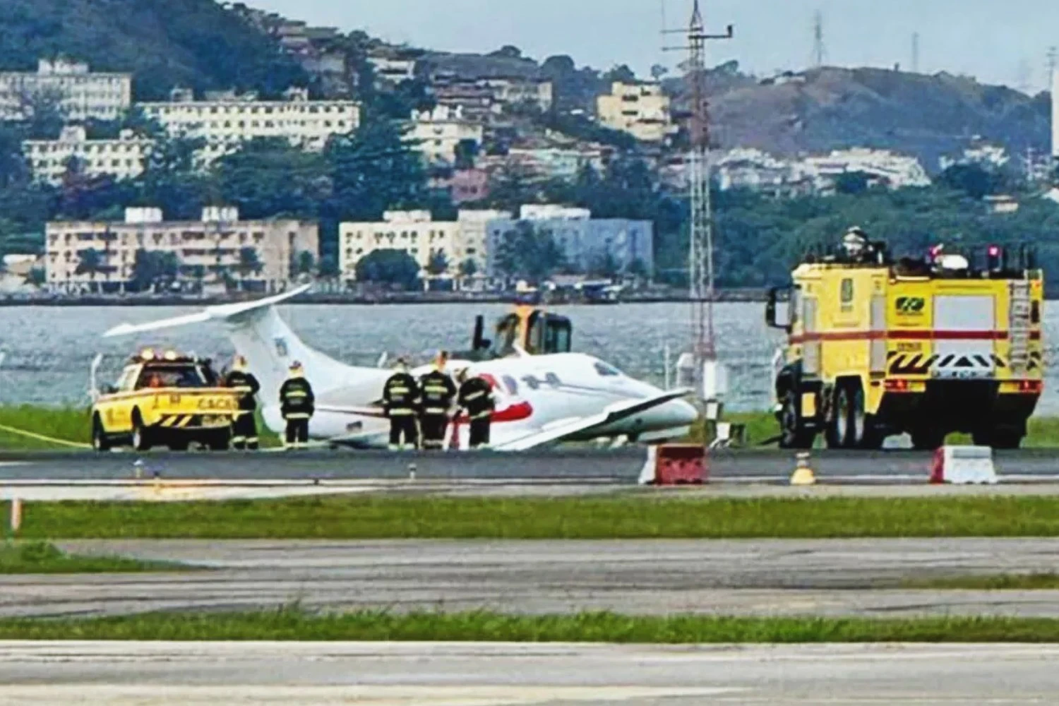 Jato Phenom 100 após sair da pista no Santos Dumont