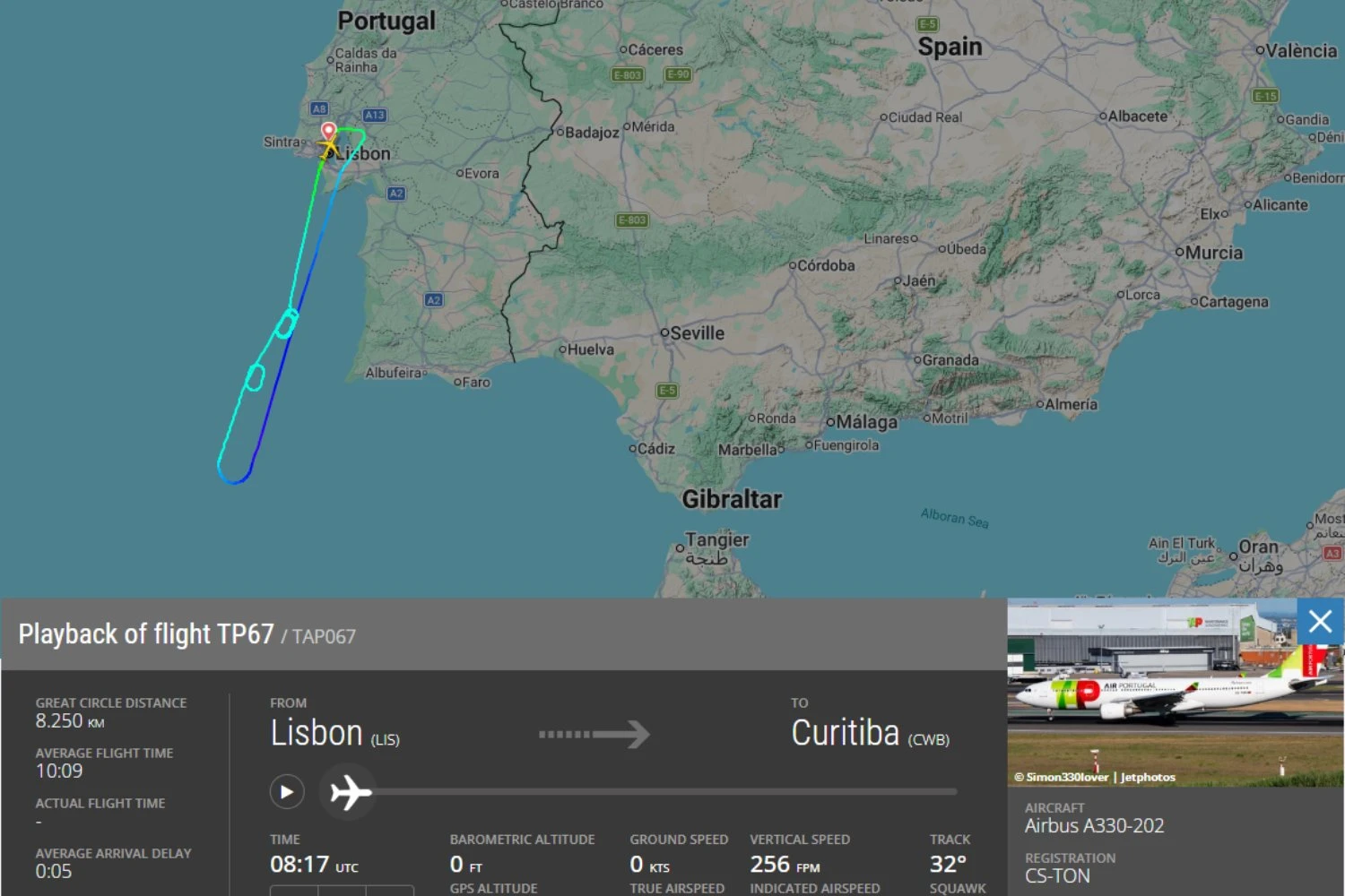 O A330 fez órbitas antes de pousar de volta em Lisboa