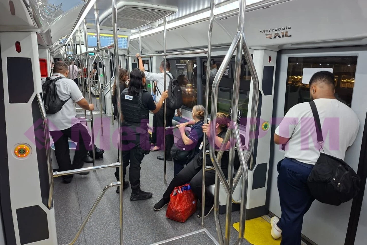 Passageiros utilizando o People Mover de Guarulhos