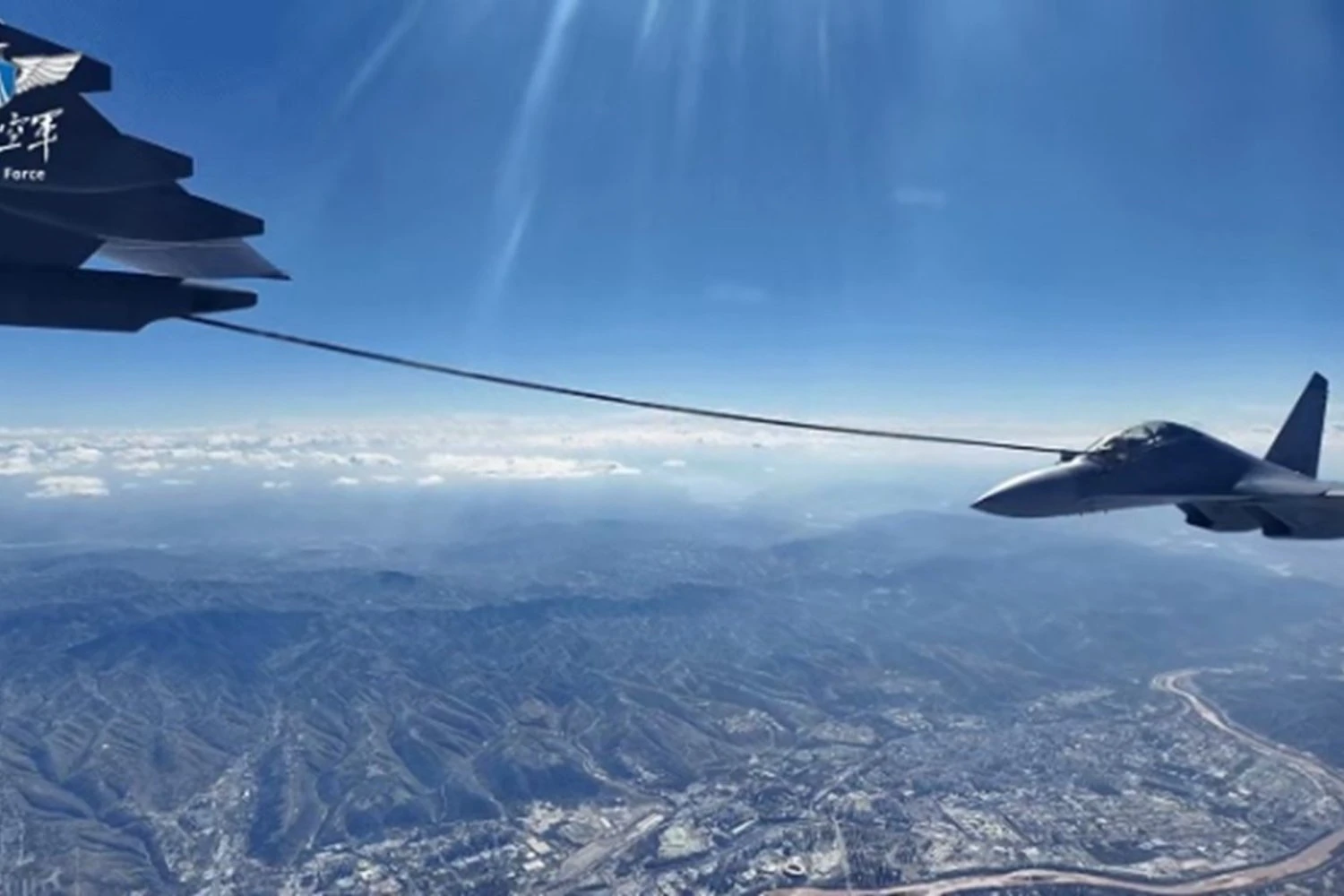 Caça J-16 sendo reabastecido por um YY-20