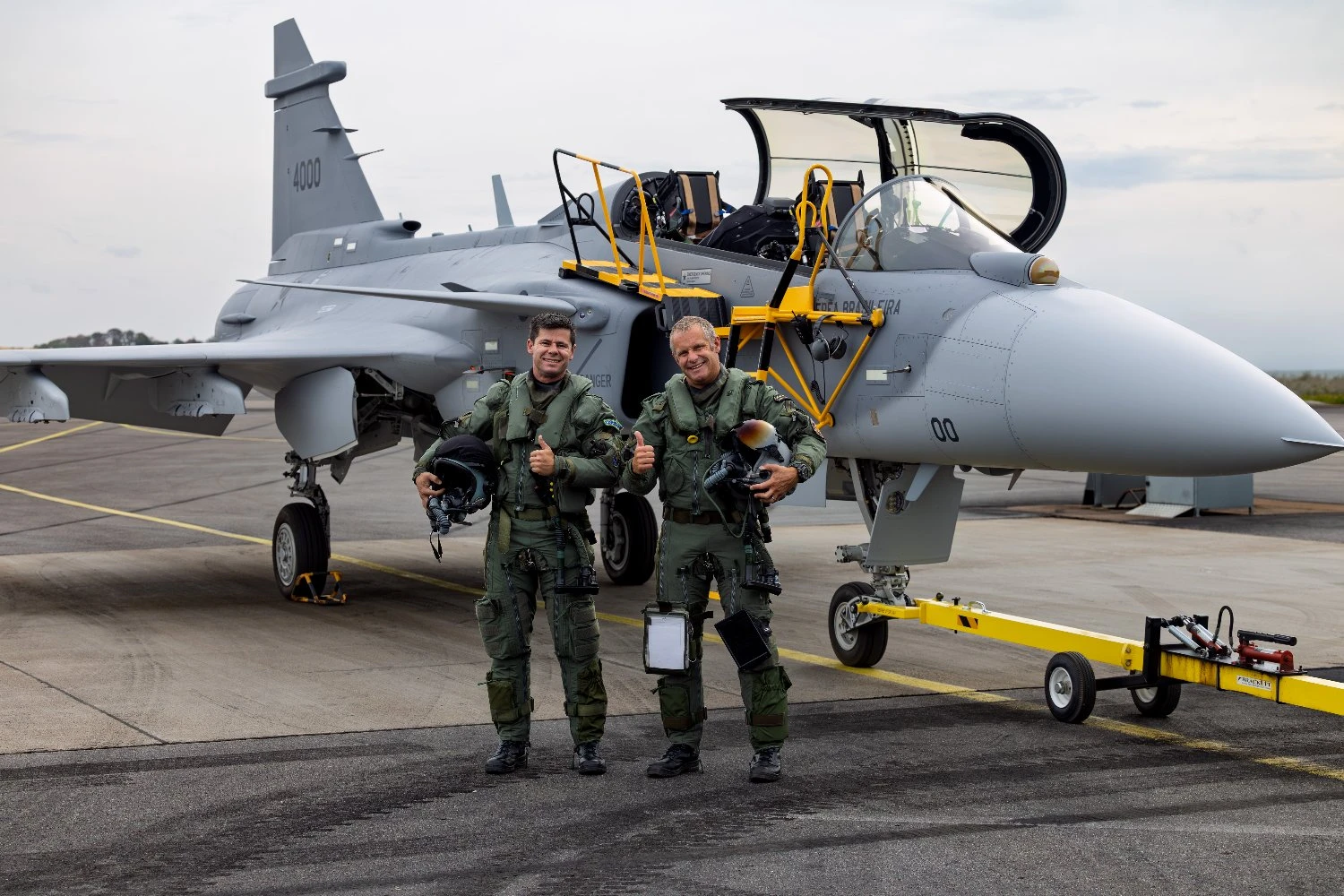 Piloto-chefe de testes da Saab, Jakob Högberg, e pelo Tenente-Coronel Aviador Abdon de Rezende Vasconcelos, piloto de testes da Força Aérea Brasileira