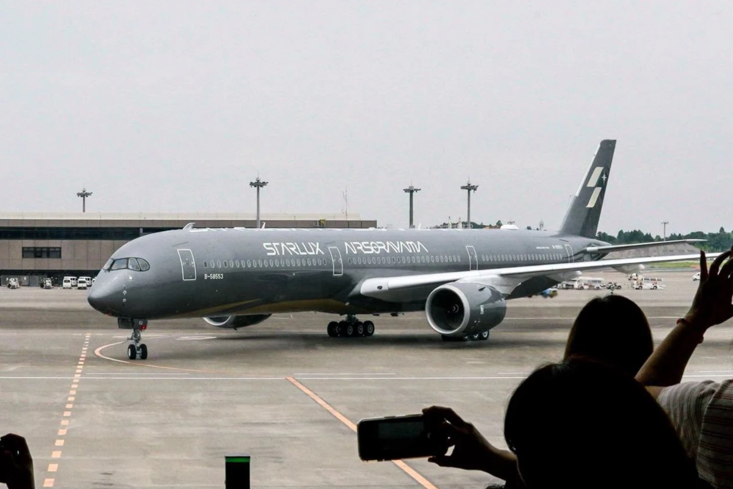 STARLUX A350-1000 prateado