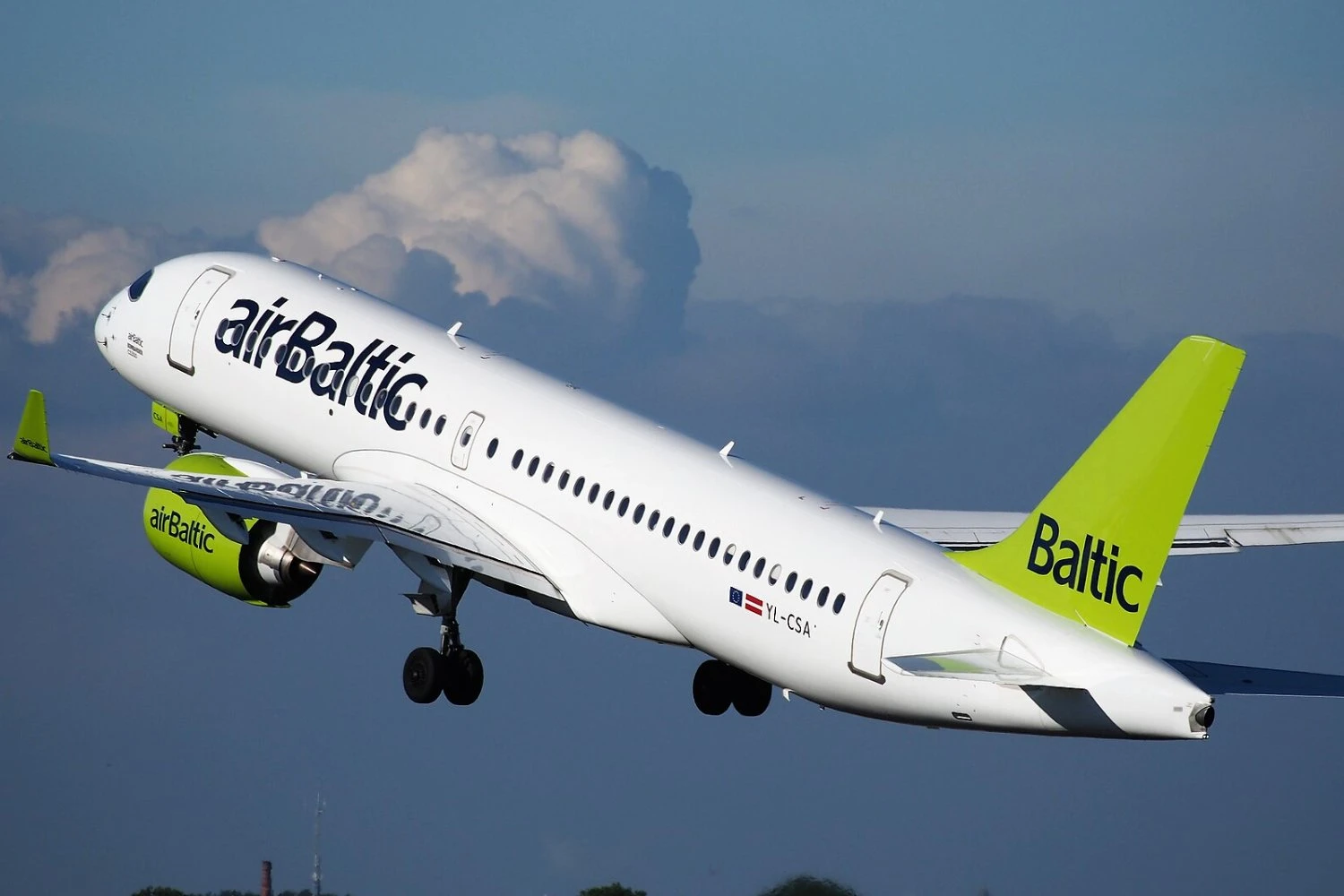 airBaltic A220-300