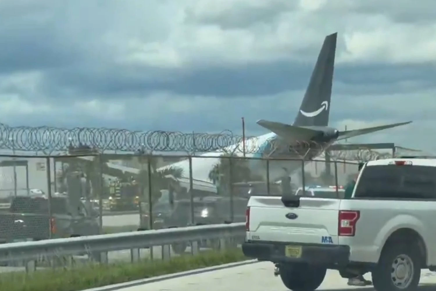 Boeing 767 da Amazon Prime Air ultrapassa pista e pega fogo em Miami