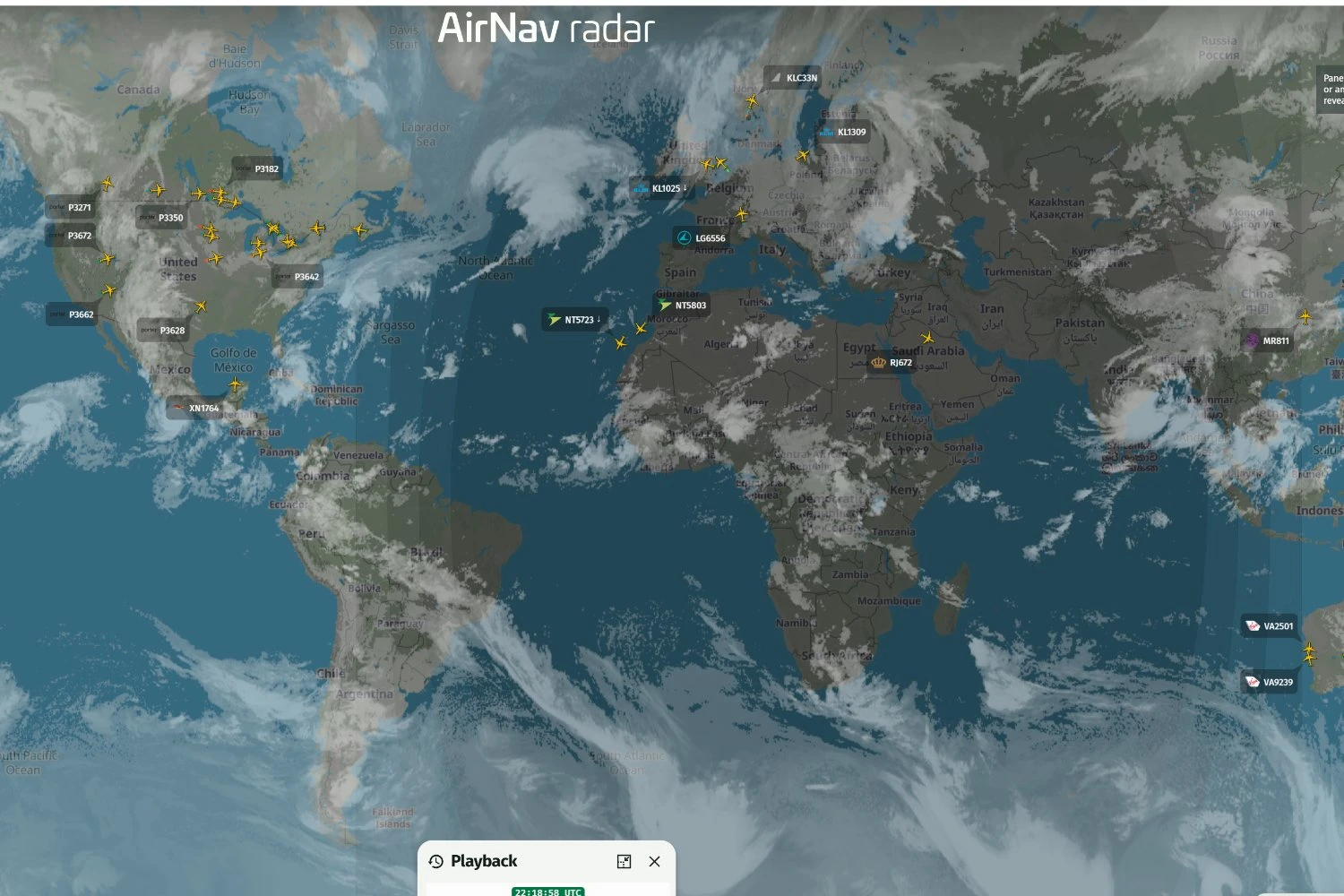 Às 19h18 (BR) havia vários E2 voando no mundo enquanto a frota da Azul estava no solo