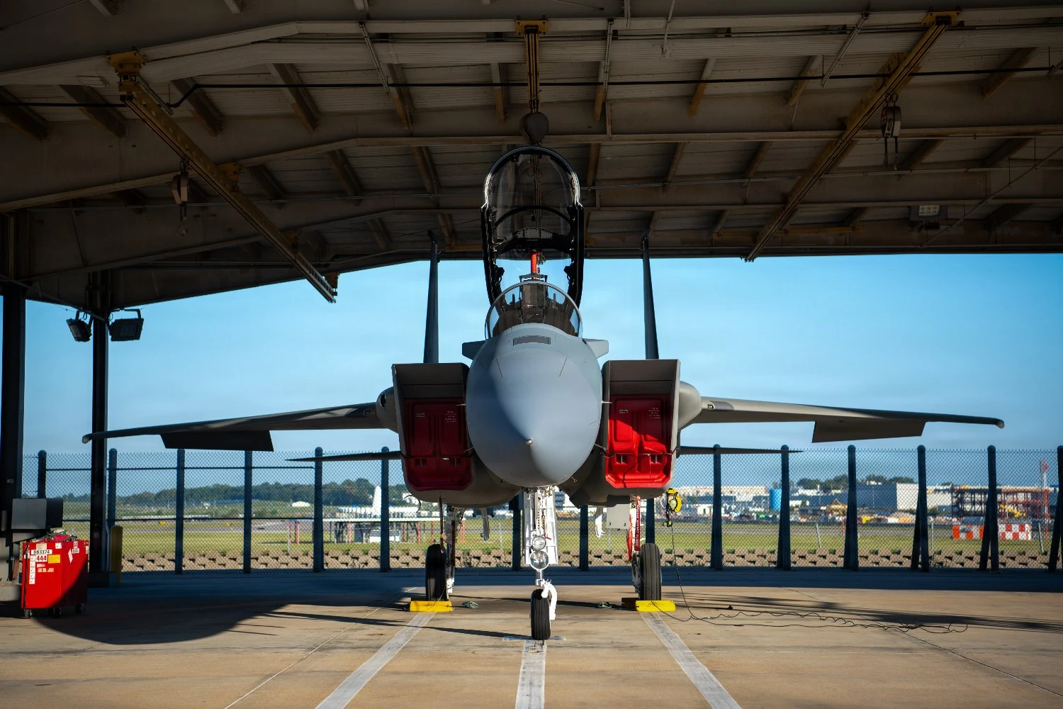 Primeiro F-15EX que ficará no Japão decola para a Base Aérea de Kadena