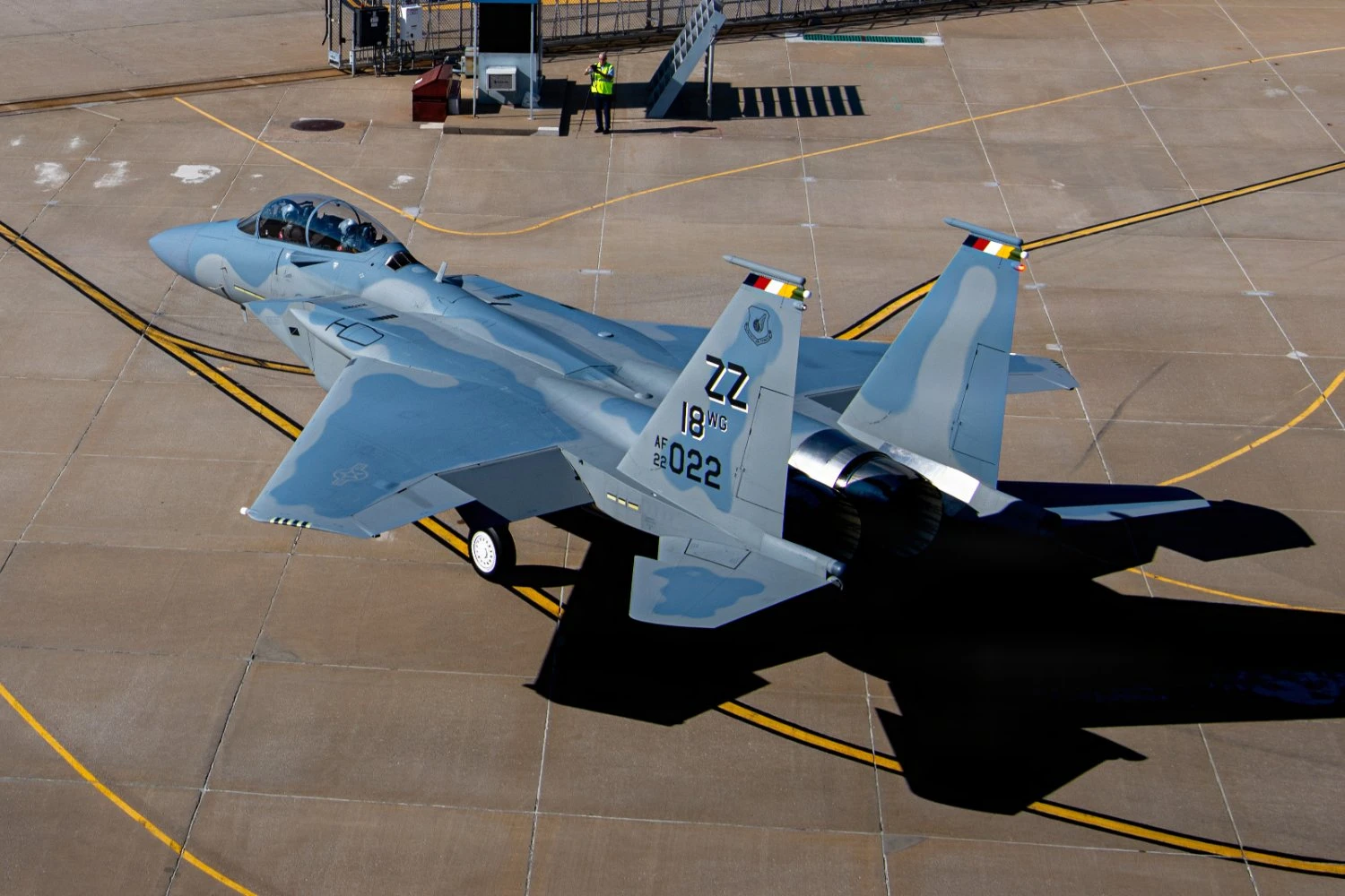 Primeiro F-15EX que ficará no Japão decola para a Base Aérea de Kadena