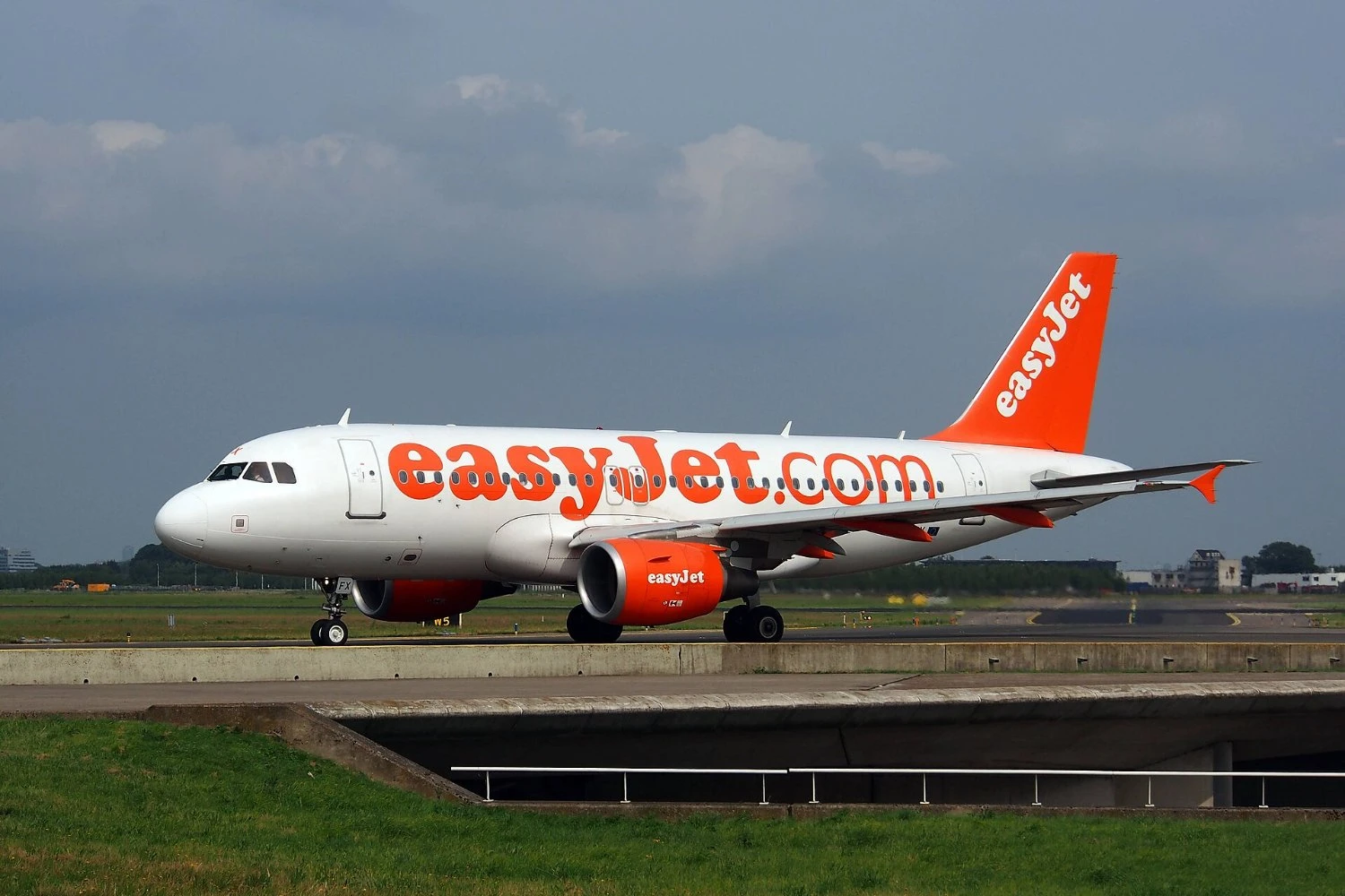 easyJet A319 G-EZFX