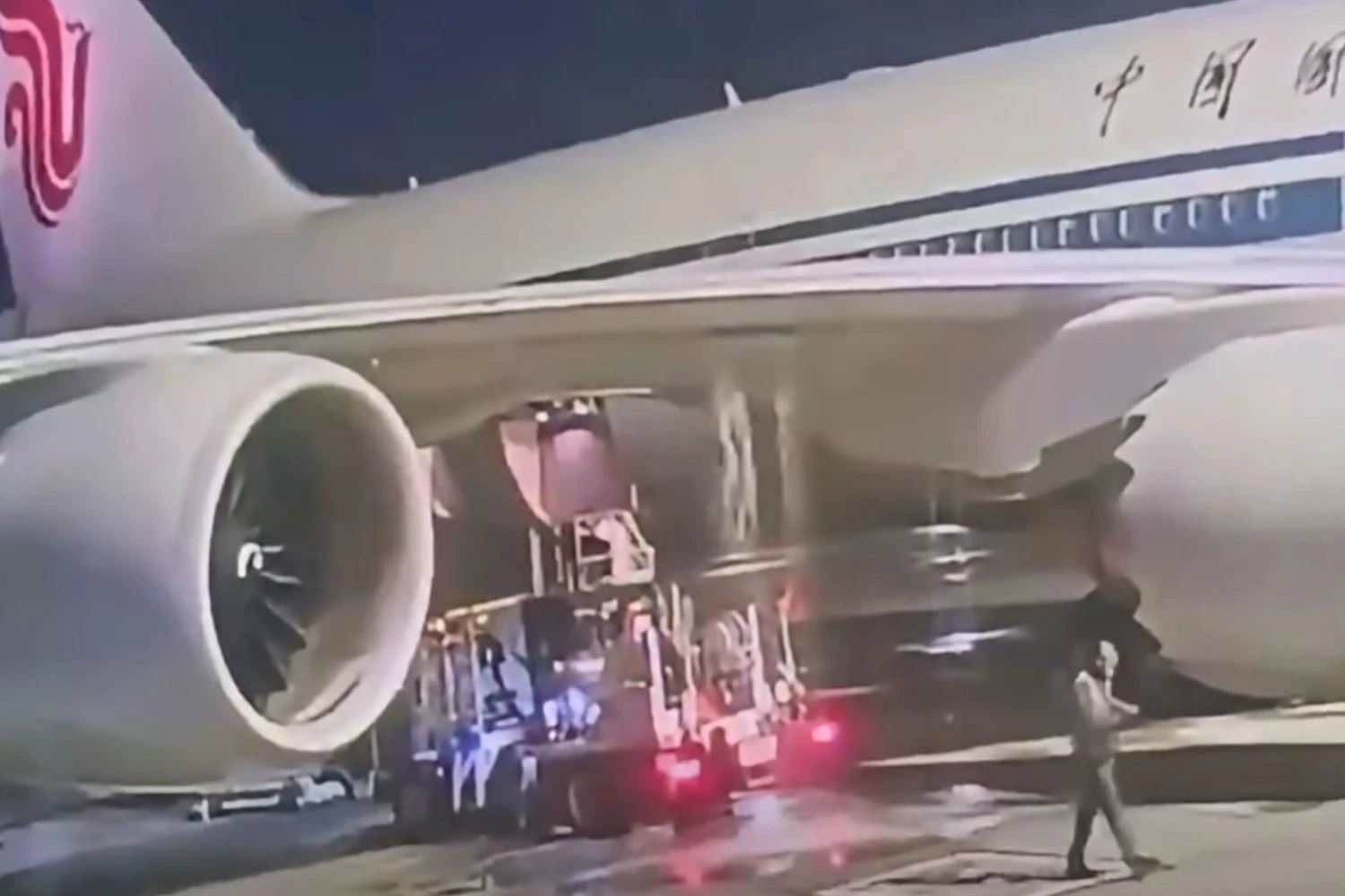 Fuel leaks from the right wing of the Air China 747-8