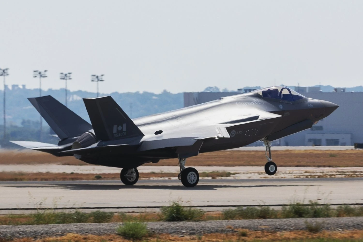 Primeiro caça F-35 do Canadá completa voo inaugural nos EUA