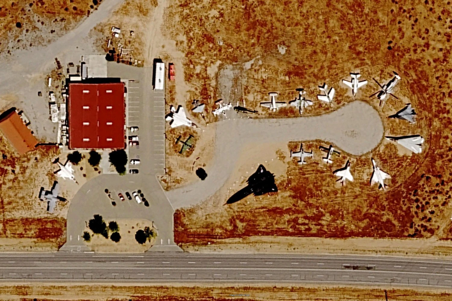 O SR-71 844 ficava ao lado de outros aviões históricos em Edwards