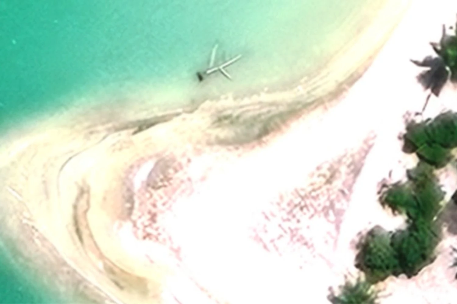 Imagem de satélite mostra o Objeto Taraia em uma lagoa em Nikumaroro