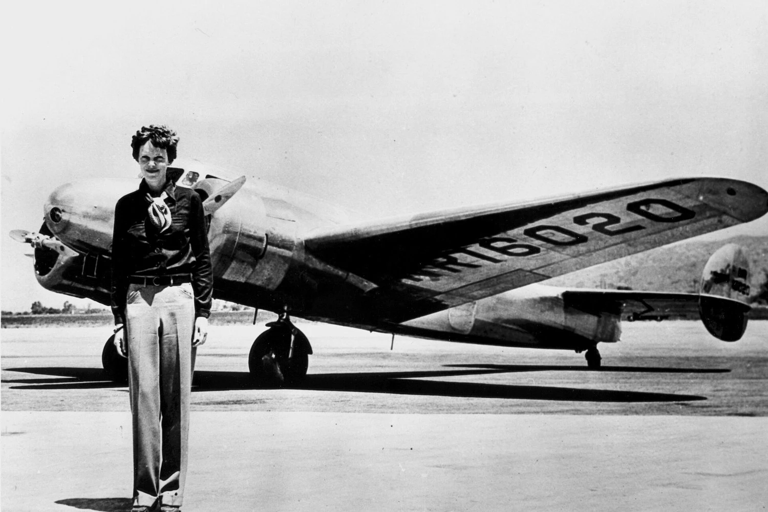 Amelia Earhart em frente ao Electra no qual ela desapareceu em 1937