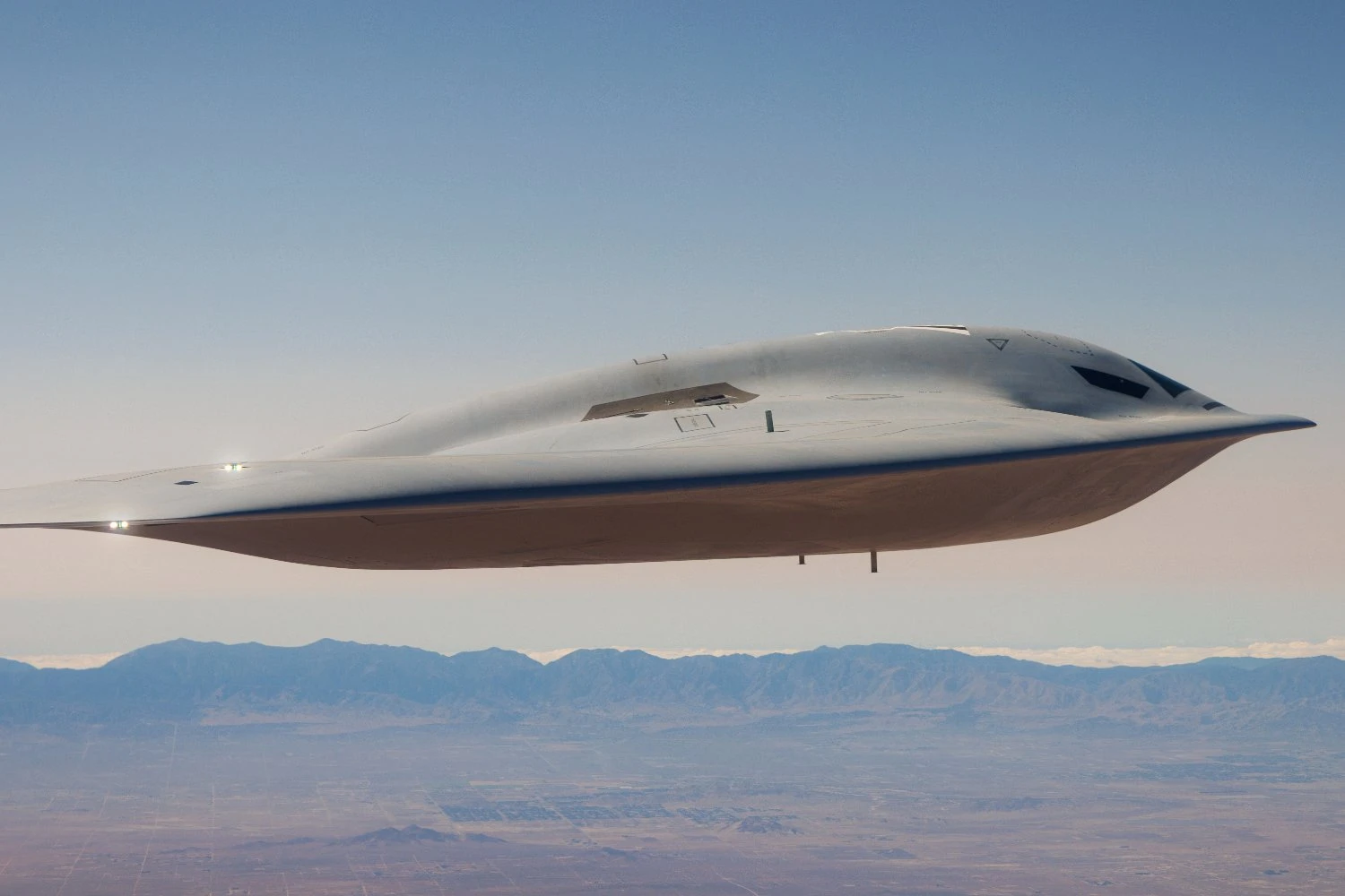 Bombardeiro invisível B-21 ganha nova fábrica nos EUA