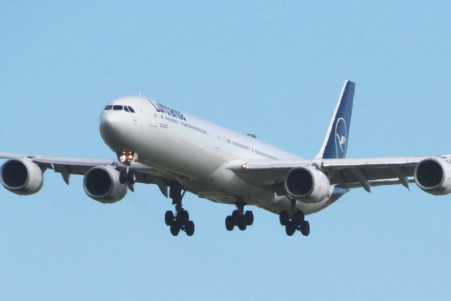 Lufthansa A340-600 D-AIHI