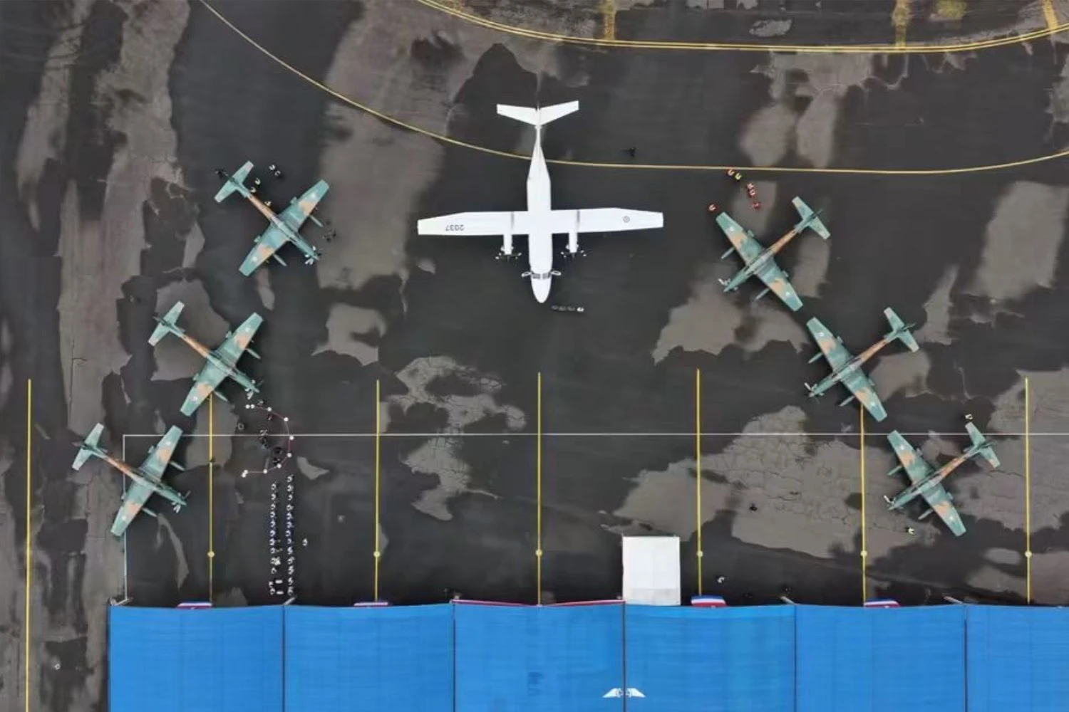 O SkyCourier e os seis A-29