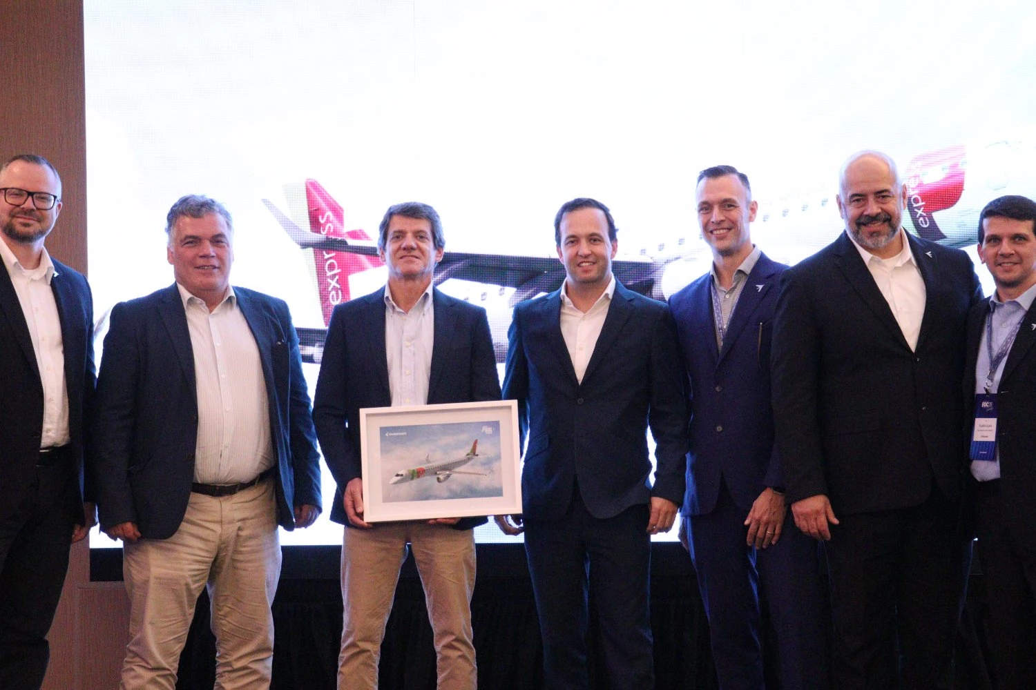 Portugália e a Embraer celebram o contrato