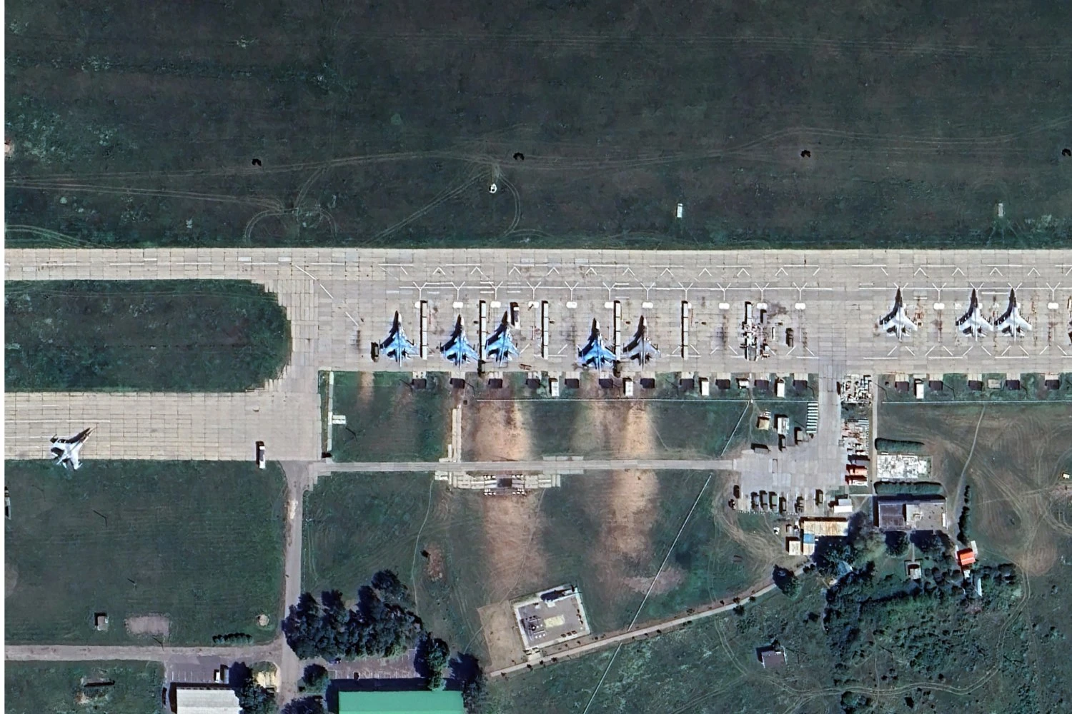 A base aérea de Borisoglebsk em 2024, com cinco Su-34