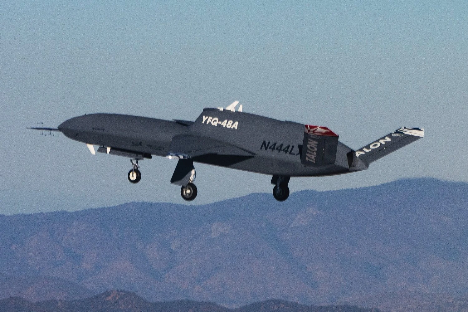 Caça drone da parceira americana da Embraer completa primeiro voo