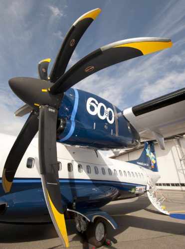 As hélices dos motores do ATR são praticamente indestrutíveis. O equipamento é construído com fibra de carbono (Foto Azul)