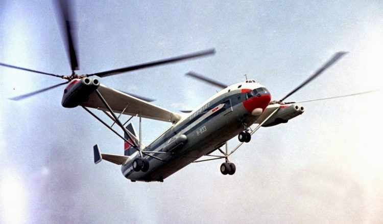 Os russos eram especialistas em colocar à prova vários conceitos curiosos. O Mil V-12, por exemplo, era um helicóptero que transportaria 200 passageiros, o mesmo que um jato comercial médio. Mas só dois foram feitos.