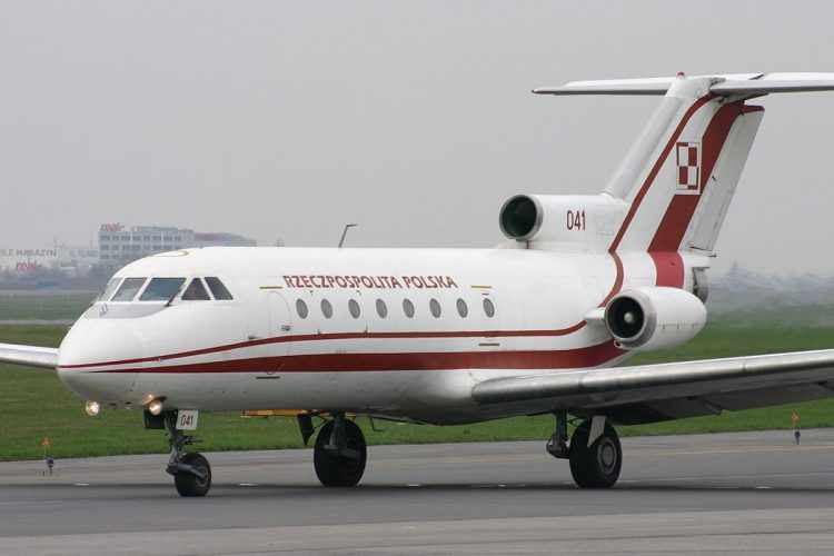 O presidente da Polônia é transportado no jato executivo russo Yak-40 (creative commons)