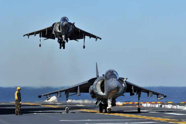 Quando retorna ao porta-aviões, o Harrier pousa como um helicóptero (US Navy)