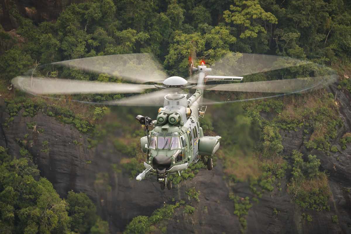 Helicópteros da FAB ganham sistema de reabastecimento em voo