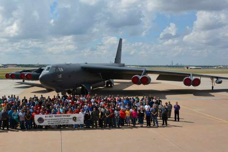 HISTORIA DA AVIAÇÃO: Estados Unidos Reativam Avião De Guerra B-52 Com ...