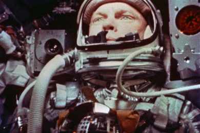 John Glenn a bordo da cápsula Friendship 7, pela primeira vez em órbita espacial (NASA)