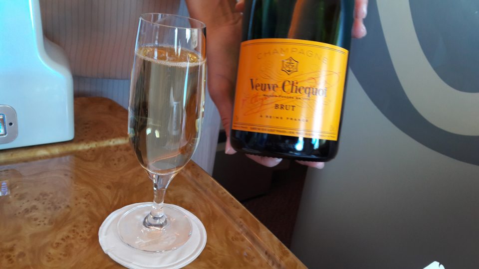 A Emirates serve champagne Veuve Clicquot - a vontade - na classe executiva do A380 (Sergio Quintanilha)