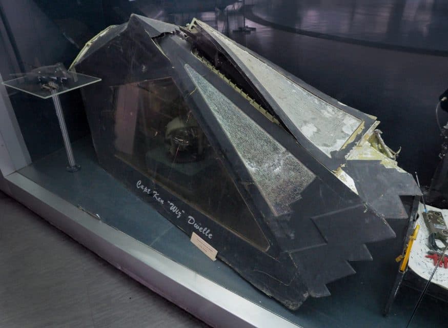 Os destroços do F-117 abatido na guerra do Kosovo virou peça de museu na Sérvia