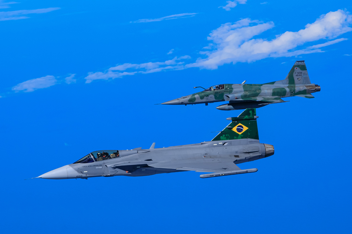 El nuevo caza FAB Gripen E volando junto a un F-5E Tiger (FAB)