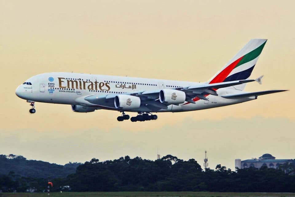 O A380 da Emirates pousando em Guarulhos