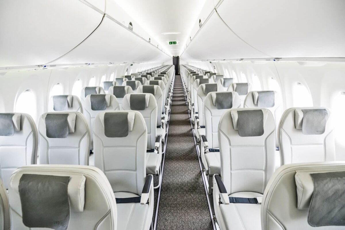 Cabine de passageiros do A220 da airBaltic (AB)