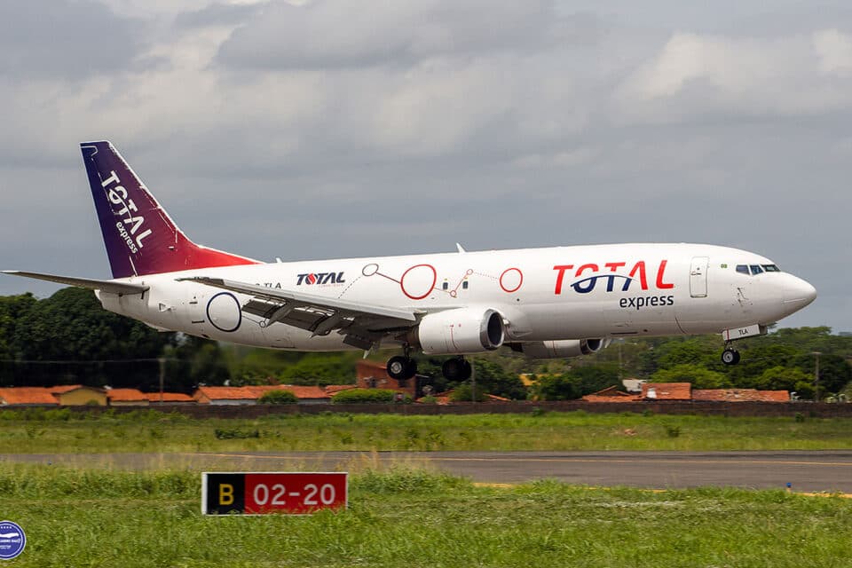 Boeing 737-400 cargueiro da Total Linhas Aéreas (Alexandro Dias)