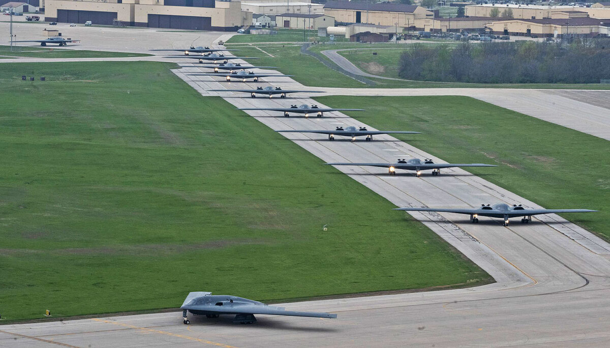 Onze bombardeiros B-2 Spirit realizaram um voo conjunto em abril